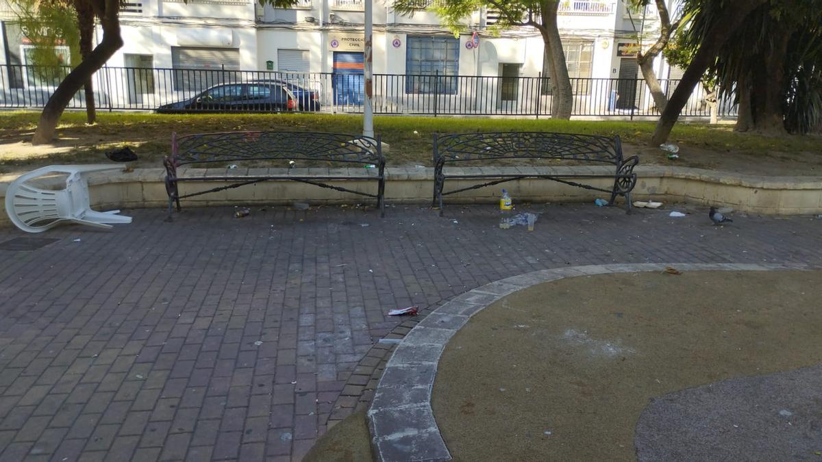 Restos de basura en el parque Las 300 de Elda.