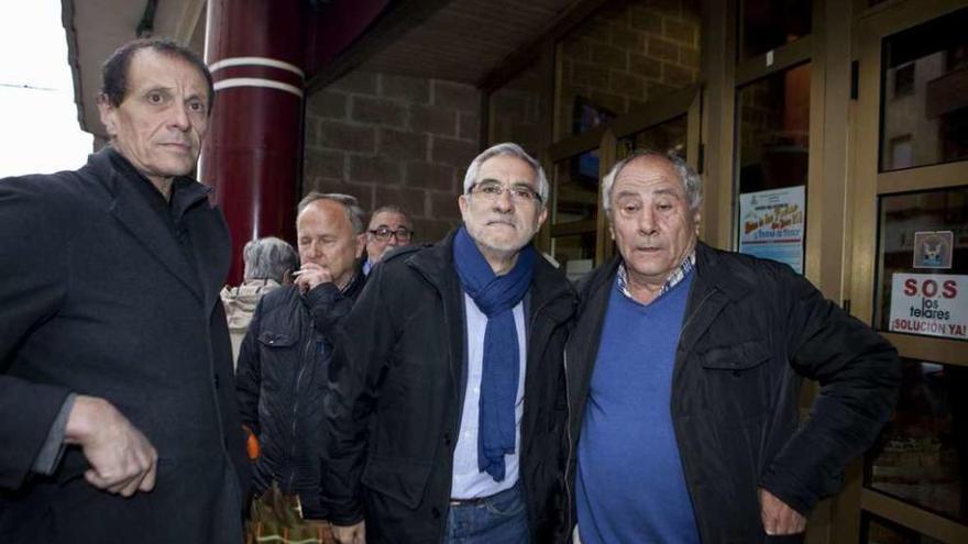 Por la izquierda, Jesús Sánchez, Gaspar Llamazares y Benigno González, en un acto electoral.