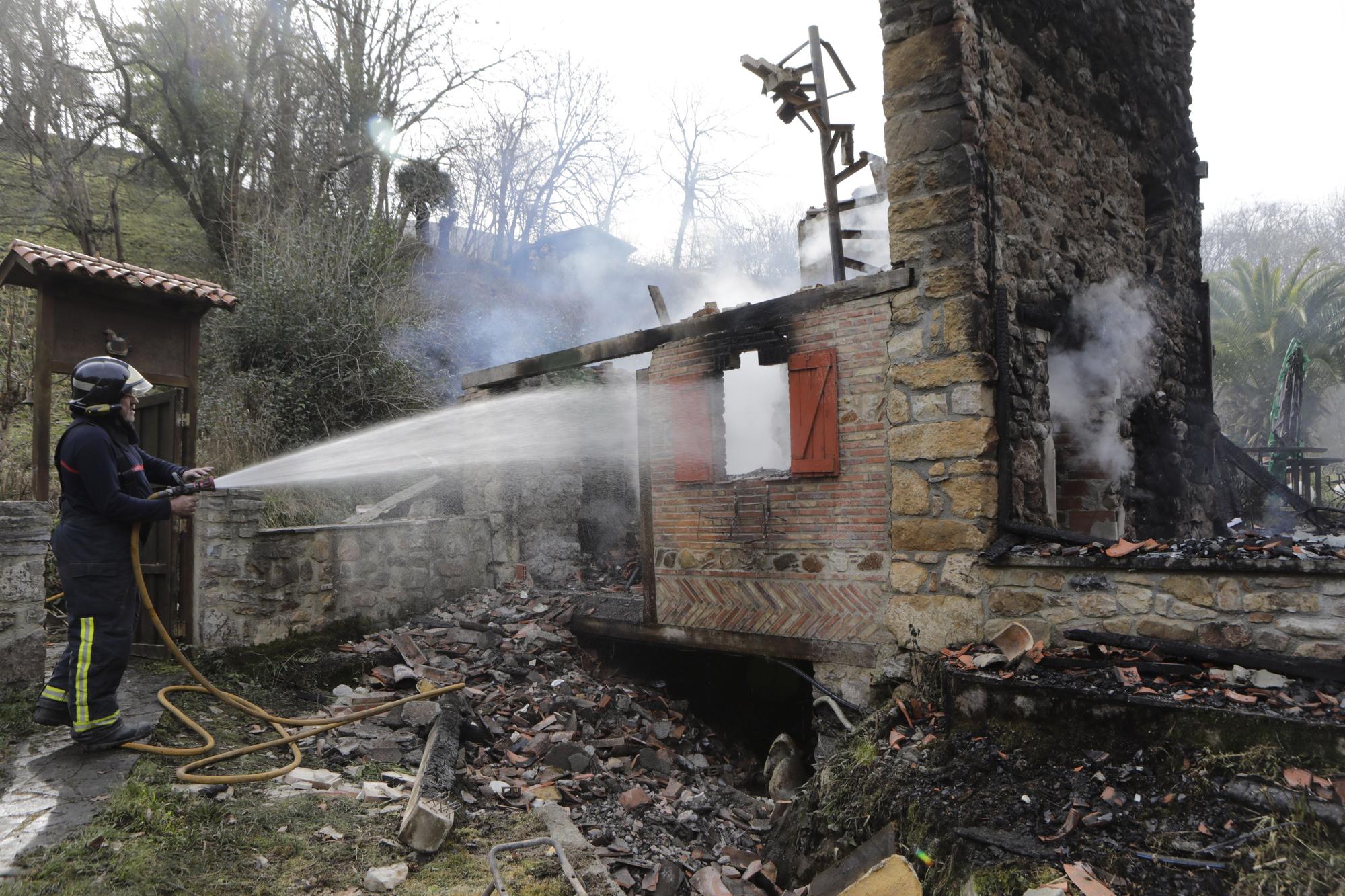 EN IMÁGENES: Las impresionantes fotografías del incendio de la casa de Piloña donde murió una mujer