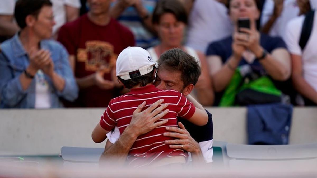 El abrazo del hijo Mahut en Roland Garrós