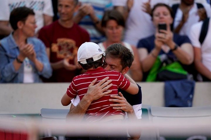 El abrazo del hijo Mahut en Roland Garrós