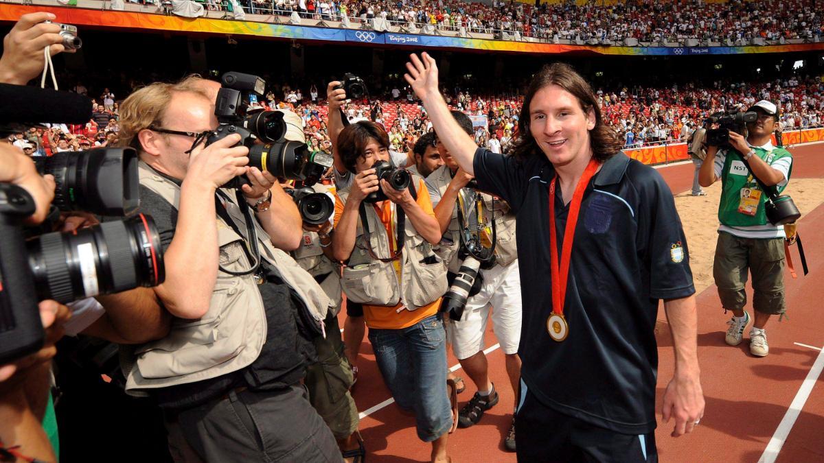 Lionel Messi celebrando la medalla en 2008