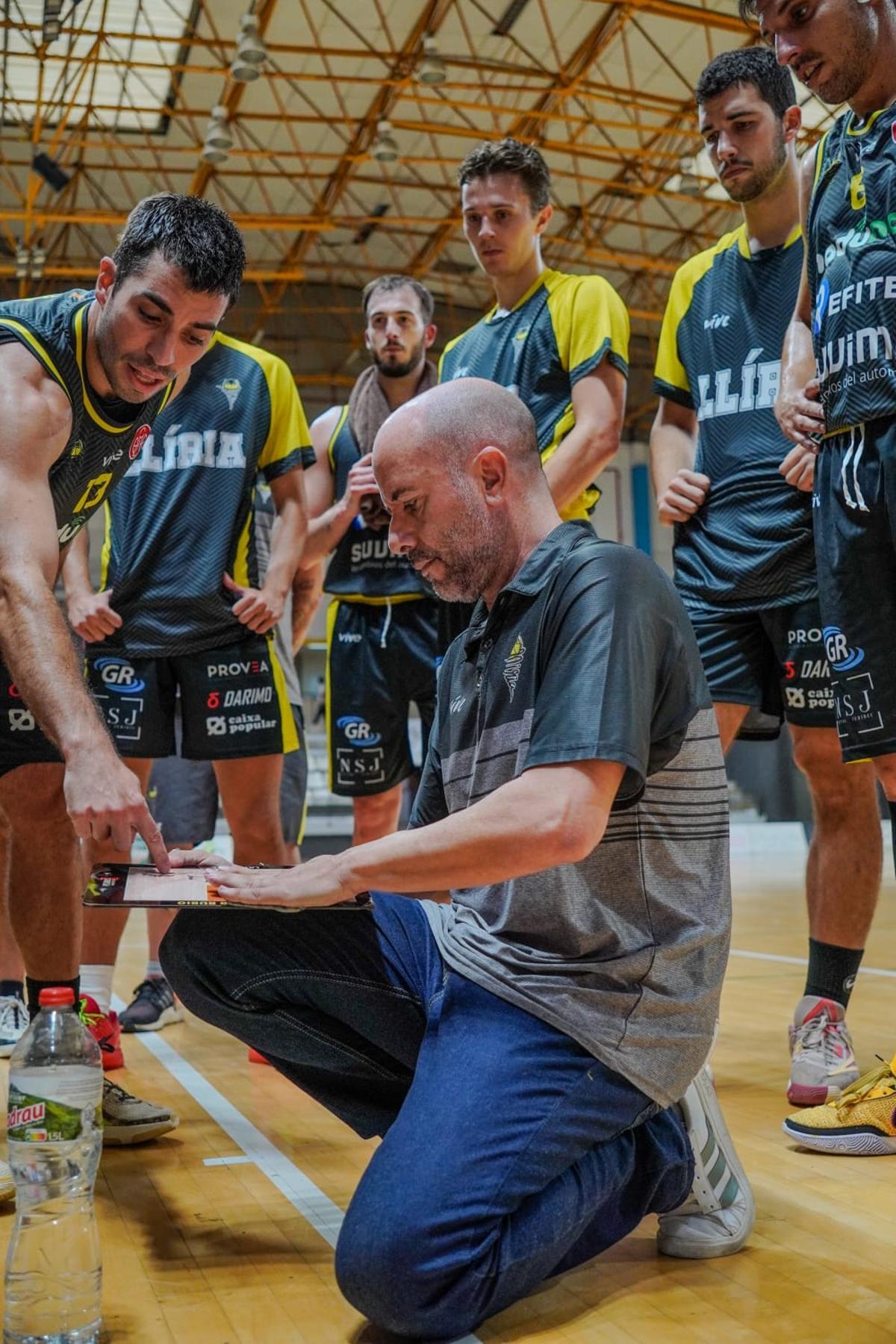 El técnico gandiense y su equipo en un tuiempo muerto de un partido