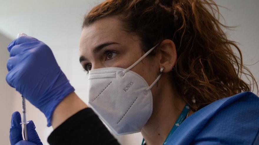 Una enfermera prepara la jeringuilla durante el proceso de vacunación.