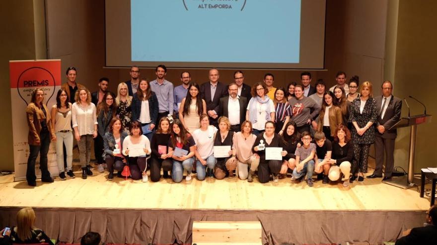 Els premiats, amb els organitzadors i les autoritats.