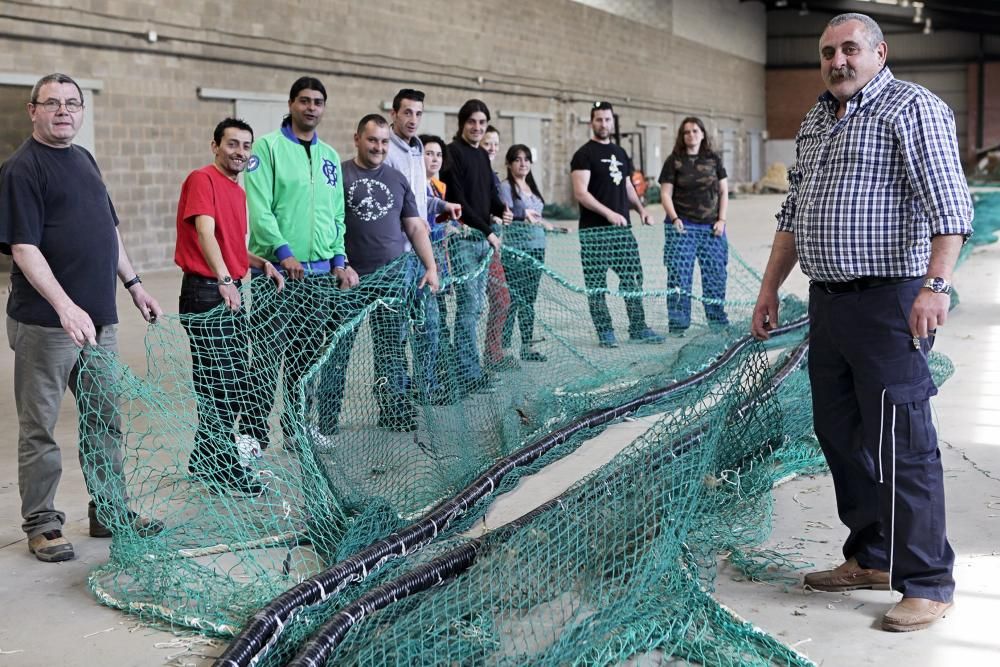 Desempleados aprenden a arreglar redes de pesca