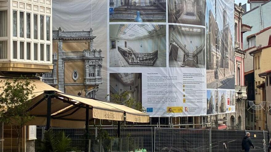 La fachada del palacio de Balsera, cubierto por los andamios. | M. M.