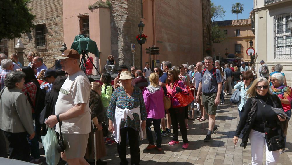 Los turistas, llegados en tres cruceros, visitan la ciudad en plena Semana Santa