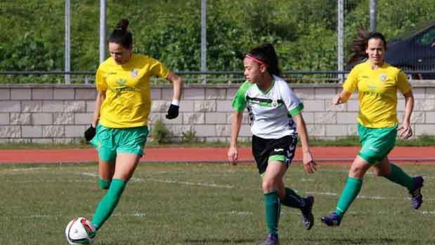 María Cepeda se dispone a golpear el balón en un partido anterior.