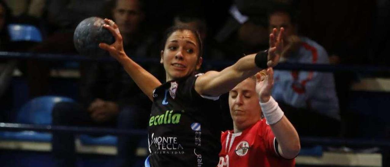 Estela Doiro se dipone a lanzar a portería, durante un partido de esta temporada. // R. Grobas