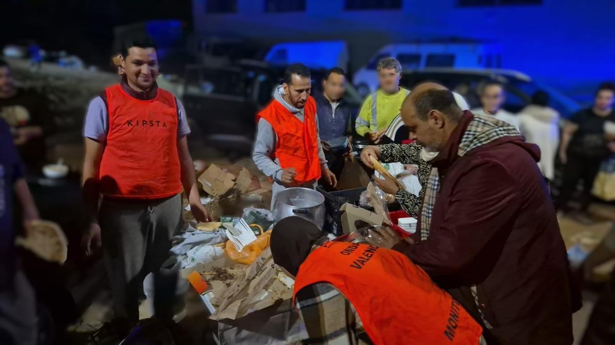 El CCI Alzira repartiendo comida en Algemesí.