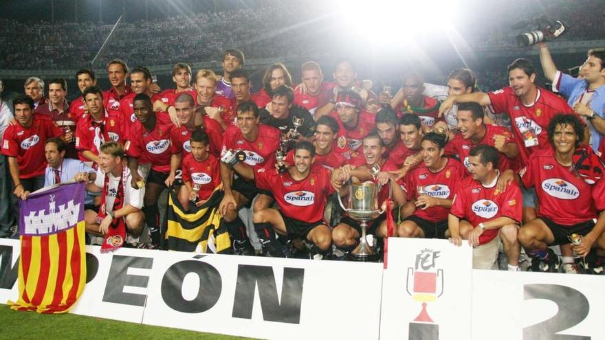 El Mallorca celebra la Copa del Rey de 2003 sobre el cÃ©sped del MartÃ­nez Valero.