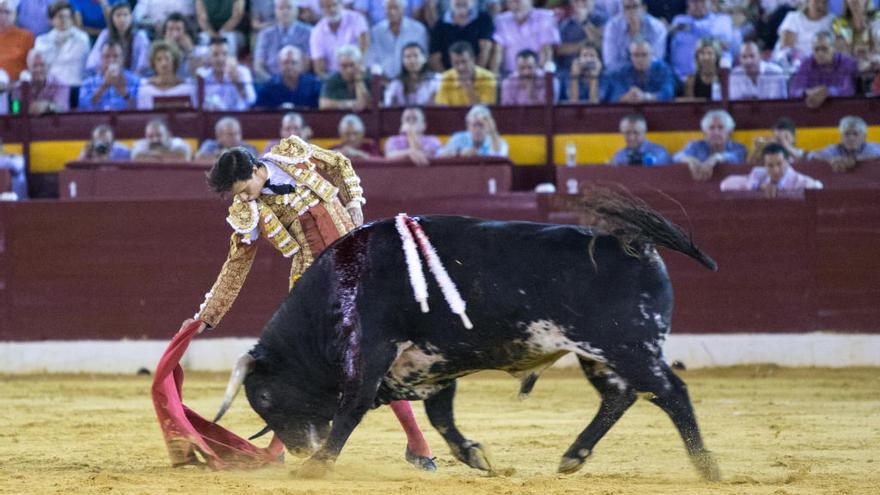 El poder de la muleta de Roca Rey en este derechazo rotundo en el que el toro de Victoriano del Río mete la cara abajo con total entrega.