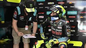 Uccio y Rossi, en el box del Petronas Yamaha SRT