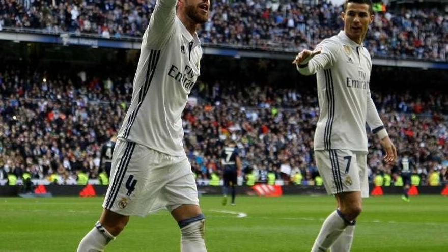 Ramos y Ronaldo celebran un gol. // Efe