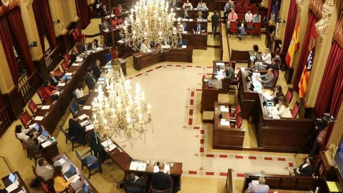 Blick ins Balearen-Parlament während einer Debatte