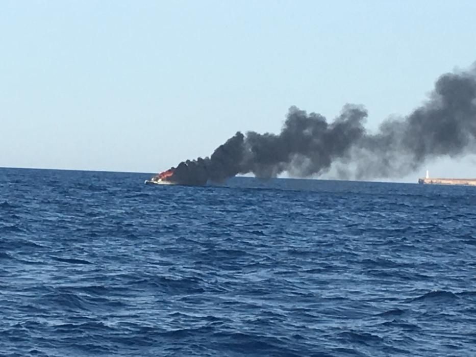 Incendio de una lancha en es Freus