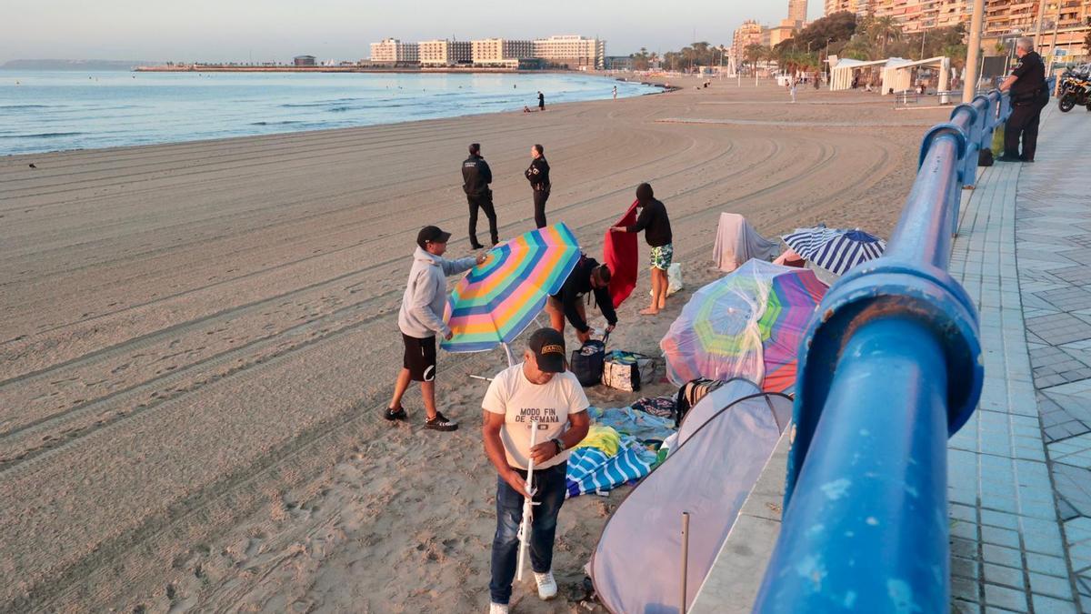 Los desalojos de personas sin hogar en Alicante se trasladan a la playa del Postiguet