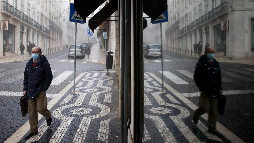 Un hombre con mascarilla en Lisboa.