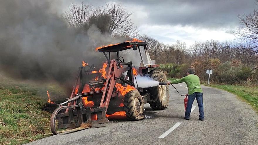 Arde un tractor en una carretera de Cobreros