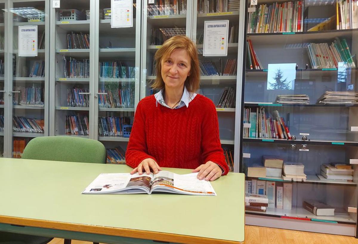 Begoña Tejo, en la biblioteca de la Escuela Oficial de Idiomas. | J. P.