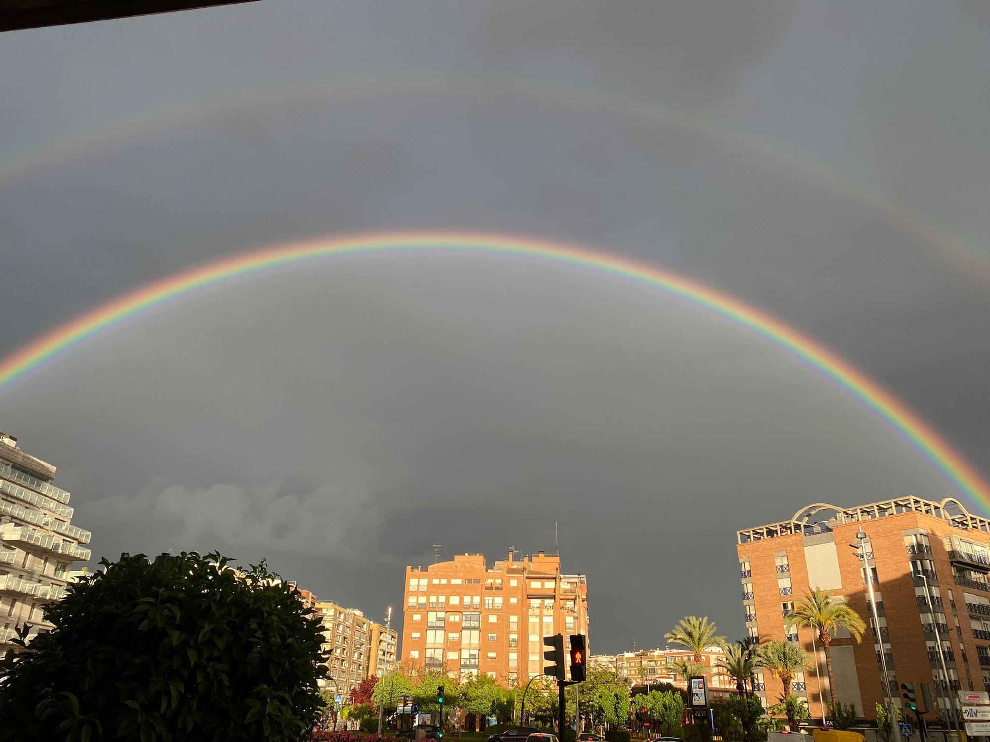 El espectacular arcoíris que ha surcado el cielo de Murcia esta tarde