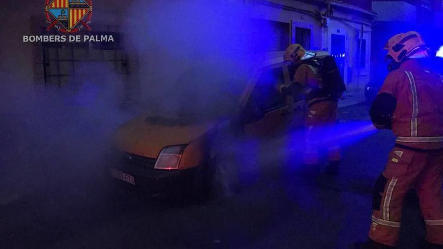 Sofocan un incendio en una furgoneta en Palma