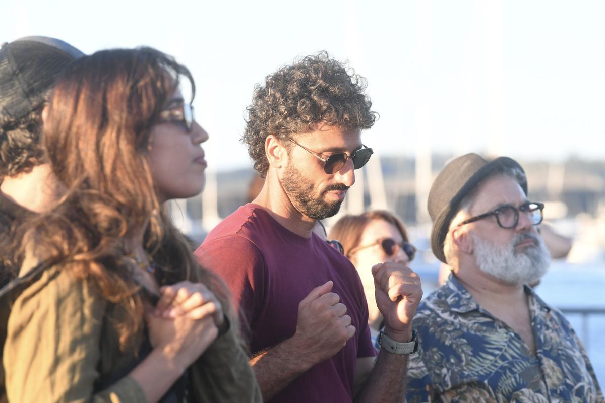 La cantautora y productora portuguesa llevó este jueves al castillo de San Antón una fusión de música tradicional lusa con sonidos electrónicos y sintetizadores durante la segunda jornada del Festival Noroeste Estrella Galicia.