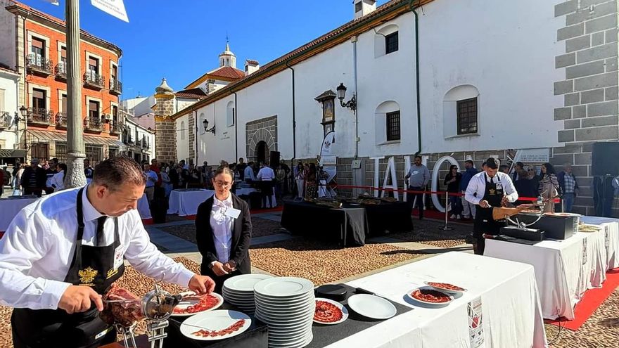 Juan López gana el concurso comarcal de cortadores de jamón en Villanueva de Córdoba