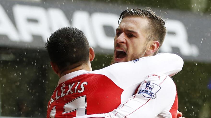 Ramsey celebra con Alexis su gol al Tottenham Hotspur.