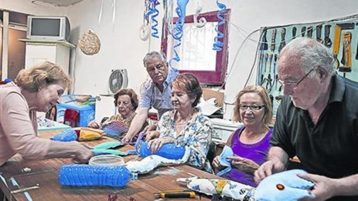 Vecinos del tramo Joan Blanques de Baix preparan los adornos.