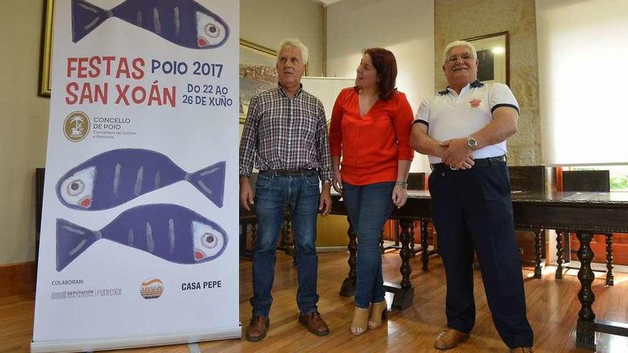 Luciano Sobral, Lidia Salgueiro y un representante de la Escuela de Acordeón presentan las fiestas. //G.S.