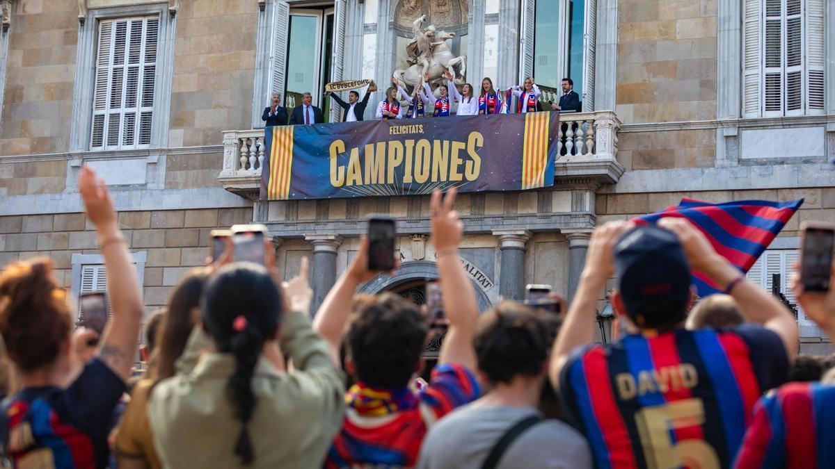 Les  jugadores del Barça celebrant la Champions a la plaça Sant Jaume