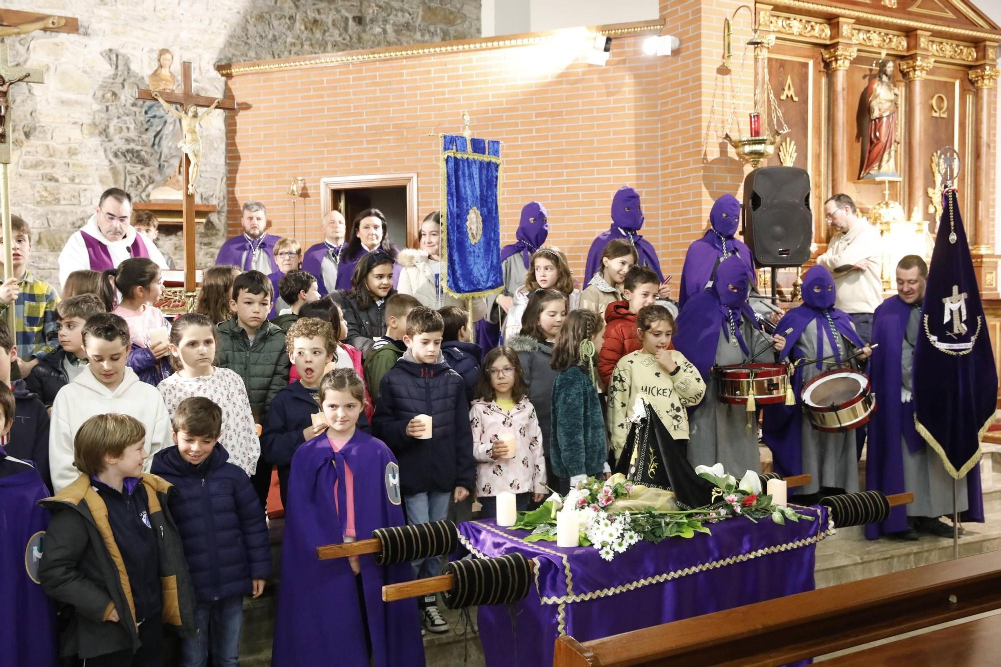 El vía crucis infantil en Viesques, en imágenes