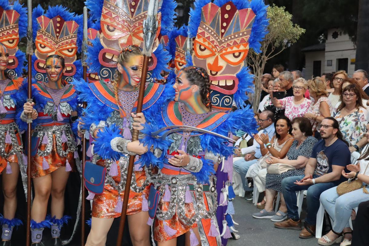 En la calle de la Paz fue llamando a cada componente de la corte para que exhibieran la espada. En la calle de la Paz fue llamando a cada componente de la corte para que exhibieran la espada.