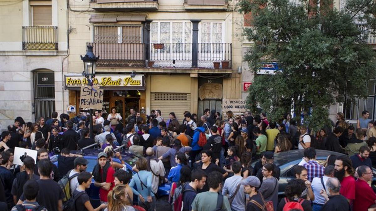 Concentración para evitar el desalojo del inmueble de la calle Sant Pau, en el Raval.