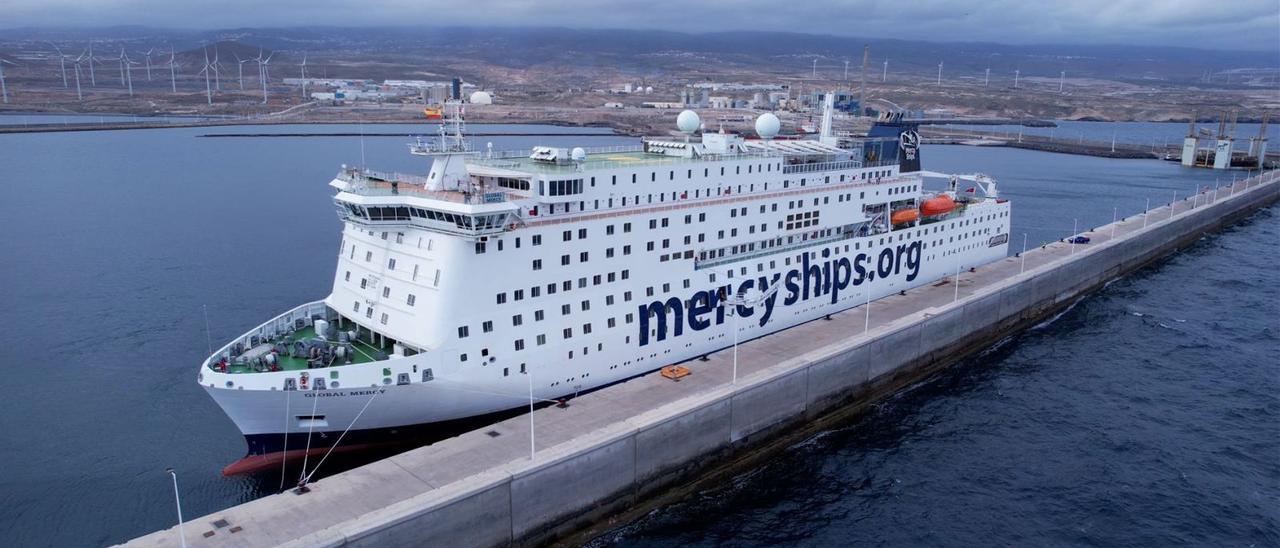 El barco ‘Global Mercy’ en el Puerto de Granadilla, al que llegó a mediados del pasado mes de marzo.
