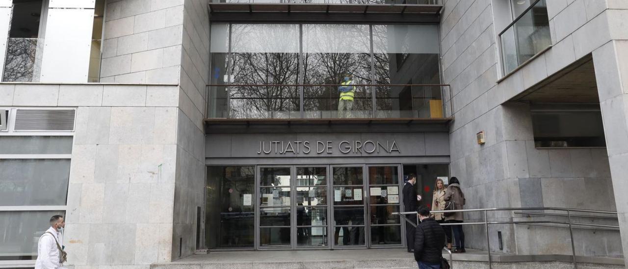 Façana dels jutjats de Girona, on hi ha els jutjats de primera instància del municipi. | ANIOL RESCLOSA/ARXIU