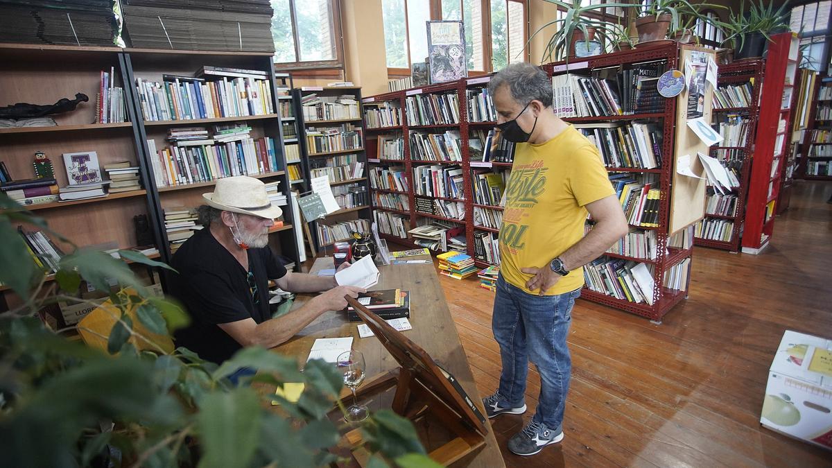 El preu simbòlic que paguen els usuaris pels llibres es destina a causes socials