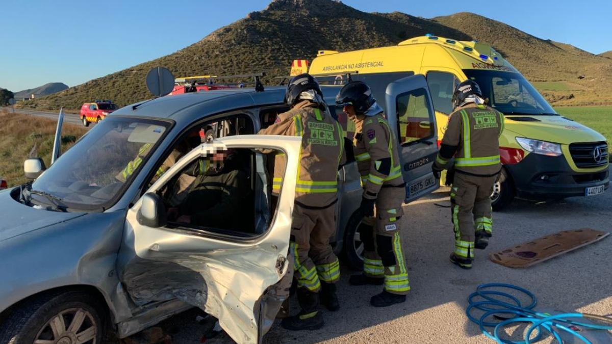 Dos heridos al chocar un coche y una furgoneta en la carretera Lorca ...