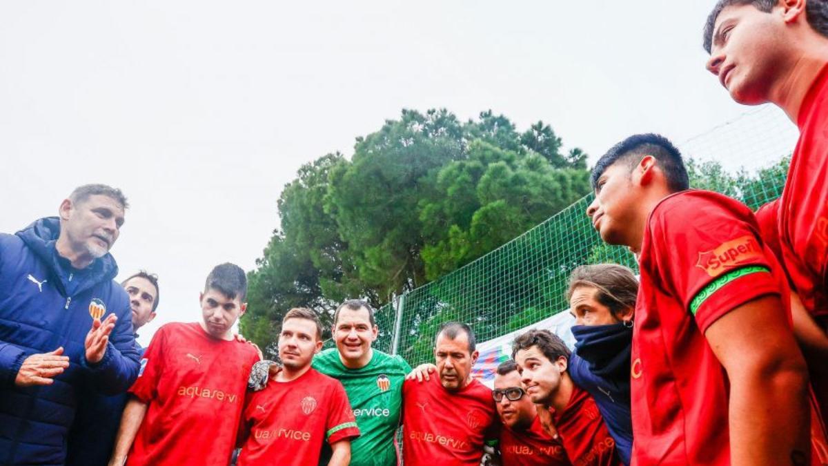 Osvaldo, entrenador del Valencia Inclusivo, imparte una charla a sus jugadores