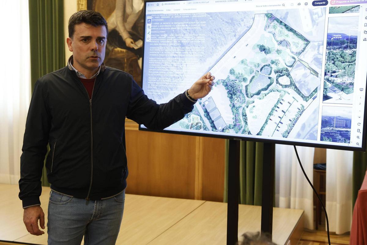 El arquitecto Eloy Calvo durante la presentación en el Ayuntamiento de su propuesta.
