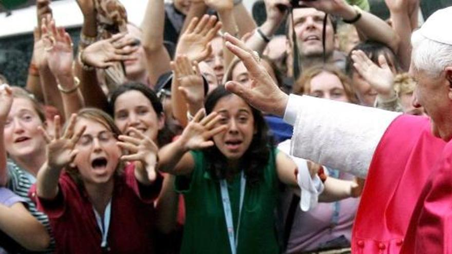 Benedicto XVI, aclamado por un grupo de jóvenes.