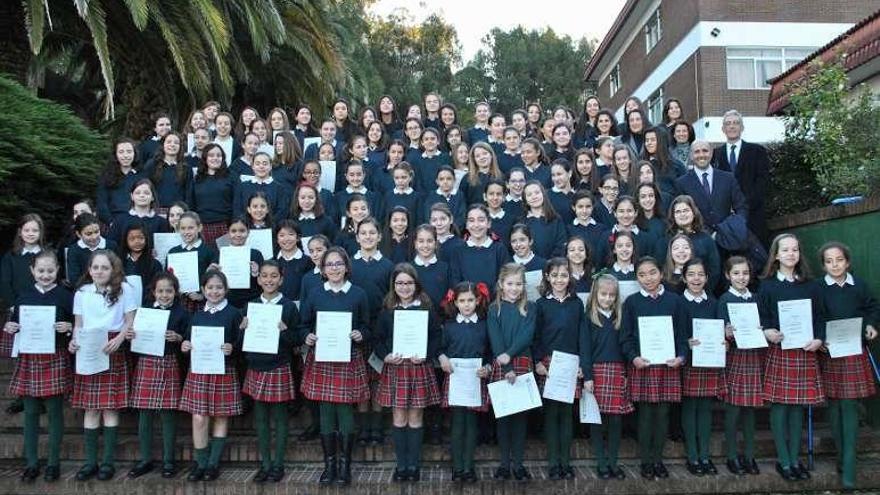 Ballesteros se fotografió con las alumnas que recibieron diploma.