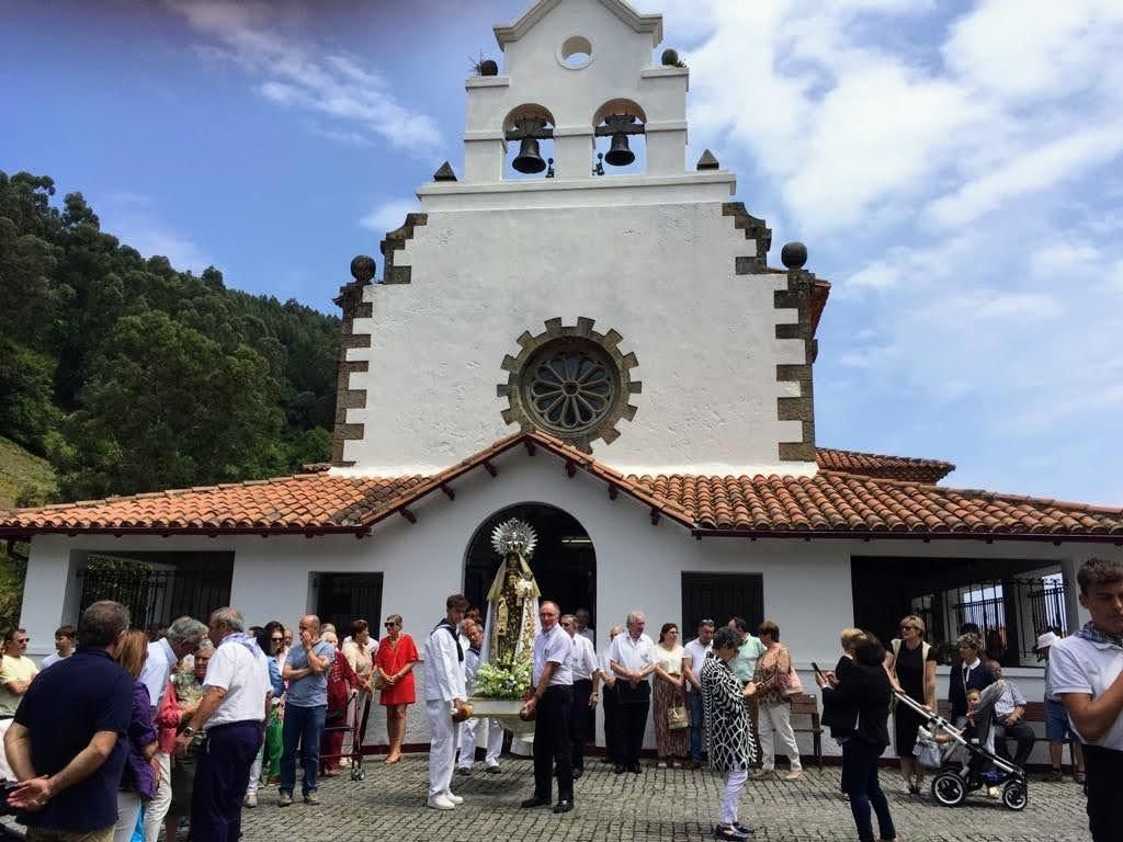 LNE Salida de la iglesia con la Virgen Tazones.jpg