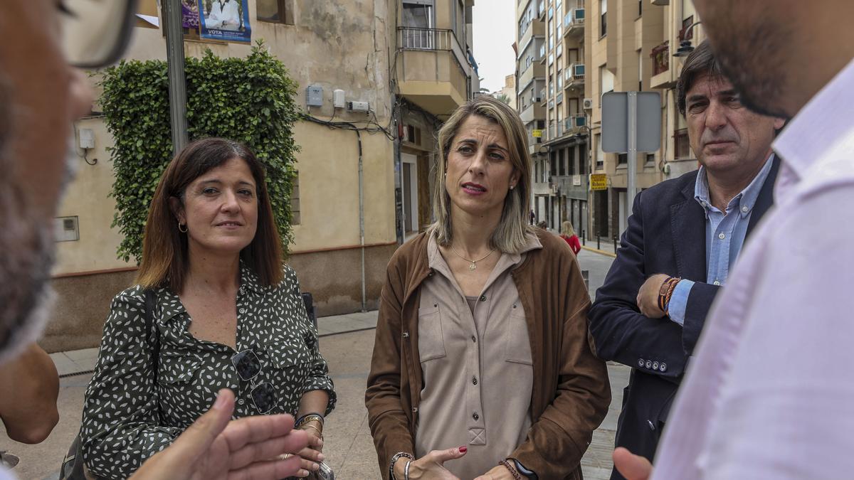 La candidata del PP a la Alcaldía de Crevillent, Lourdes Aznar, en el centro de la imagen