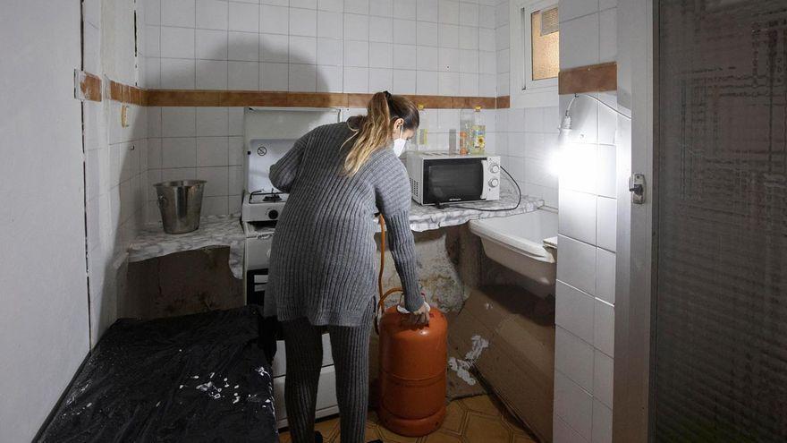 La cocina del piso de Carmen y José, que esperan poder reformar cuando obtengan un alquiler social.