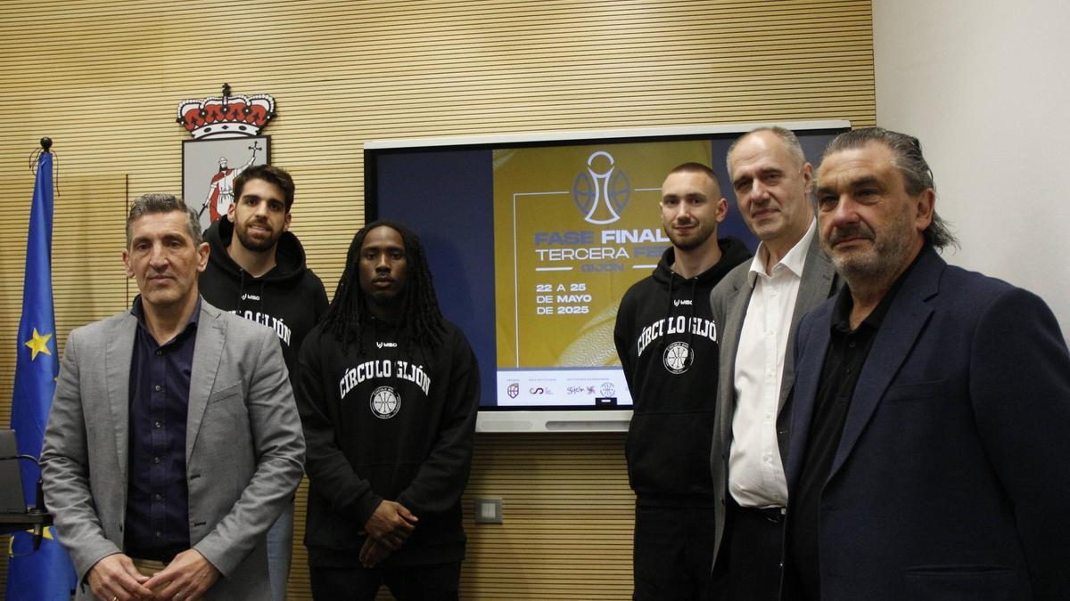 Por la izquierda, Jorge Pañeda, Alfonso del Busto, Amir Paul, Yoeri Hoexum,Carlos Rodellar y Nacho Galán, durante la presentación de la fase final en el Ayuntamiento.
