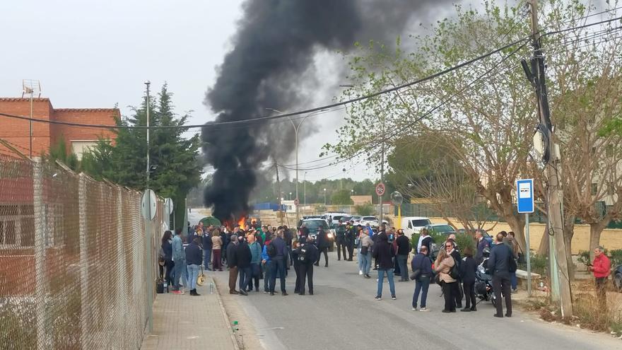 El asesinato de Tarragona hace estallar a la cárcel de Murcia: fuego en la carretera al grito de &quot;todos somos Nuria&quot;