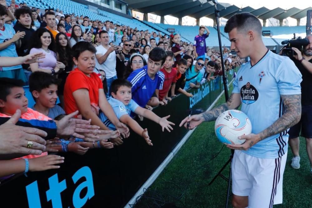 Así ha sido la presentación de Santi Mina en Balaídos